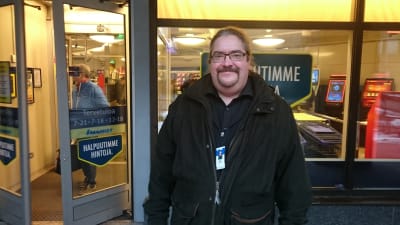 Förtroendeman Kenneth Lindstöm på Hok-Elanto vid Sm-market i Norra Haga.
