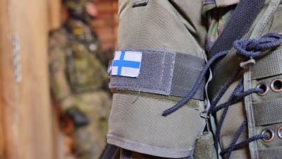Suomen lippu varusmiehen hihassa