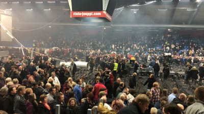 Inne i Vasa arena, stolar har fallit efter att ventilationssystemet fallit ner under en konsert.