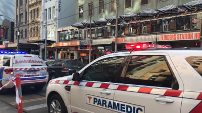 Ambulanser rycker ut efter att en bil kört på flera personer i Melbourne.