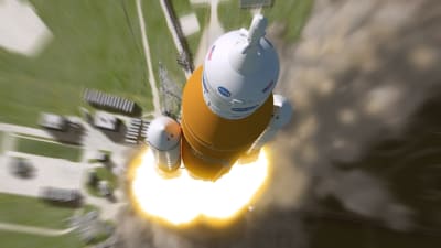Konstnärens tolkning av Orionkapseln och den nya SLS-raketen som lyfter.