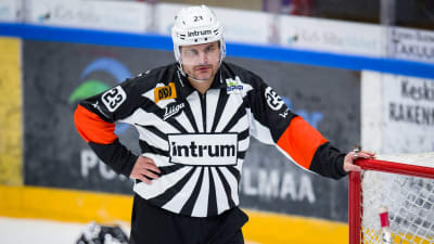 Timo Favorin dömer ishockey i ligan.