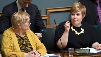 Centerns Anu Vehviläinen och Annika Saarikko under riksdagens frågetimme