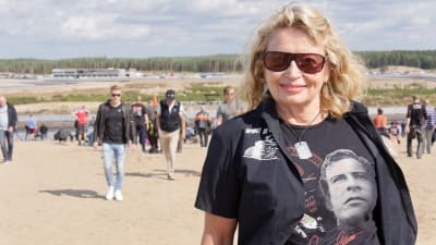 Soili Karme på en motorsportarena med en t-skjorta med Jarno Saarinen.