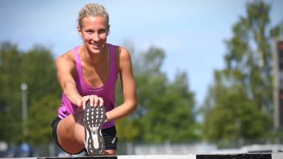 Camilla Richardsson tänjer mot ett hinder.