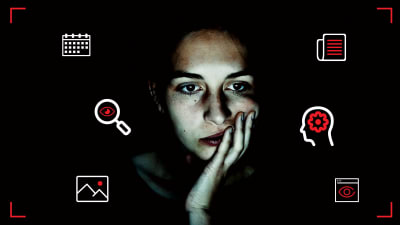 Kuvassa nainen katsoo tietokoneen ruutua, kuvassa musta tausta