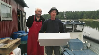Bild av fiskarna Gösta och Carita Helenius i Bromarv. 