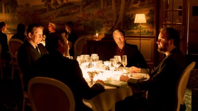 Tommy (Thomas Bo Larsen), Peter (Lars Ranthe), Martin (Mads Mikkelsen) och Nikolaj (Magnus Millang) sitter vid ett bord i en fin restaurang.