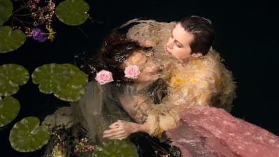 Mimosa Wilamo och Oksana Lommi i vatten.