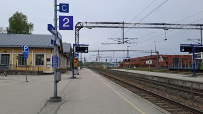 Tågstationen i Karis med det gula trähuset.