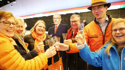Ihmisiä juhlatunnelmissa länsimetron aloitusaamuna.