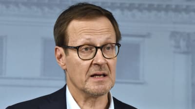 Försörjningsberedskapscentralens t.f. vd Janne Känkänen på långfredagens presskonferens.