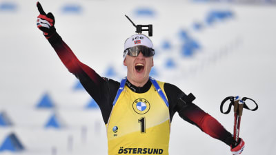 Johannes Thingnes Bø firar välrdscupsseger.