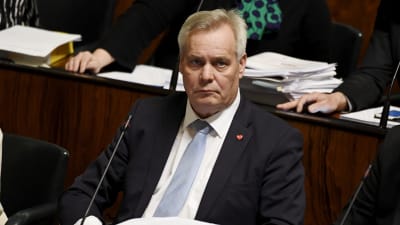 Antti Rinne i riksdagens plenisal. 