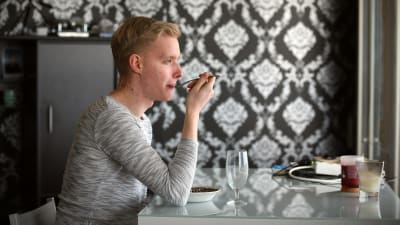 Mikael Hagelstam äter lunch hemma i Tallinn.