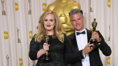 Adele och Paul Epworth med sina Oscarstayetter.