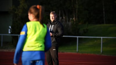 Mikael Kock tittar på när Norrvalla FF:s fotbollsflickor tränar.