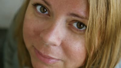 Närbild på filmregissören Alexandra-Therese Keining