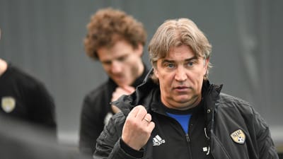 Alexei Eremenko senio håller låda på SJK:s träning.