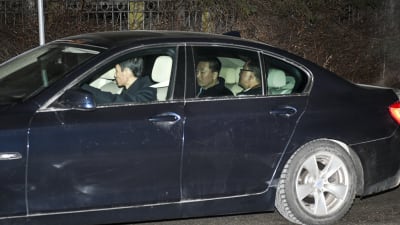 Nordkoreas utrikesminister Ri Yong-Ho på väg till den nordkoreanska ambassaden i Stockholm