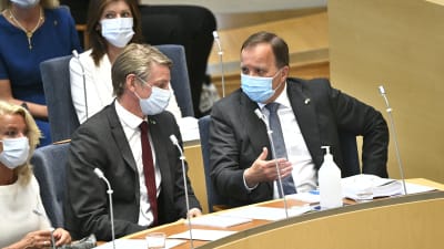 Per Bolund och Stefan Löfven i Sveriges riksdags plenisal.