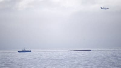 Det danska fartyget ligger upp och ner utanför Sverige.