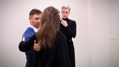 Mikael Hagelstam dansar med Eva-Maria Kesner i Tallinn. Dansstudions ägare Ivo Kappet följer med.