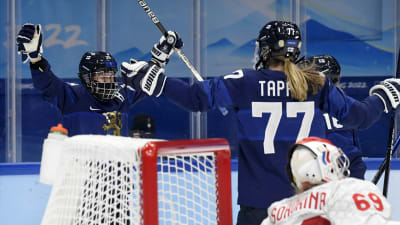 Finländsk ishockeyspelare jublar med klubban i vädret