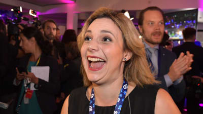 Paula Bieler jublar på Sverigedemokraternas valvaka.