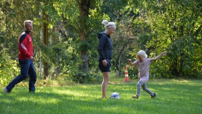 Michaela Lindström spelar fotboll med familjen.