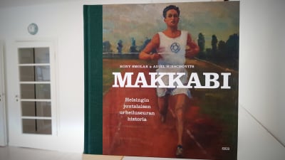 Pärmbild på boken Makkabi - Helsingin juutalaisen urheiluseuran historia. Pärmmotiv löparen Elias Katz.