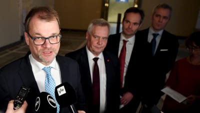 Juha Sipilä intervjuas. I bakgrunden står Antti Rinne, Kai Mykkänen och Andres Adlercreutz.