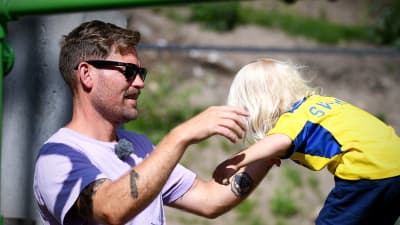 Johanna Bäcklunds barn Alfons leker med pappan Pontus.