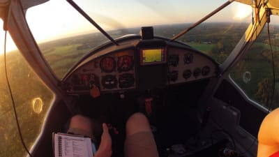 Ur pilotens synvinkel i ett litet flygplan