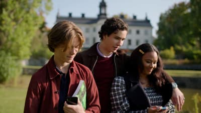 Skådespelarna Edvin Ryding, Malte Gårdinger och Nikita Uggla i en scen ur Young Royals. 