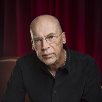 Kirjailija Robert Åsbacka.