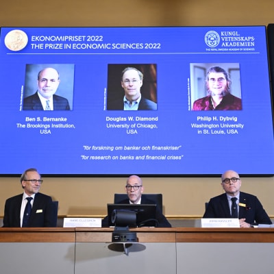 Tre män som sitter vid ett bord och presenterar vinnarna av Nobels ekonomipris 2022.