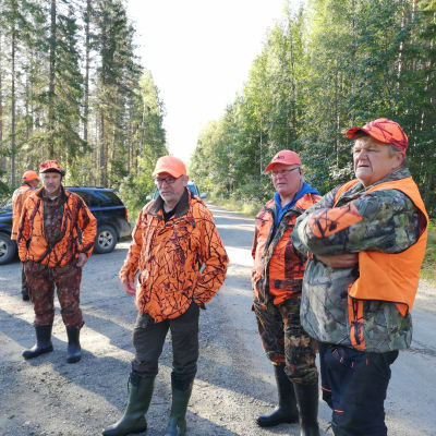 Karhunmetsästäjät odottavat Sotkamon Tipasojalla tietoja.