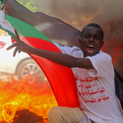 Demokratiaktivister uppmanade på måndag morgon folk att gå ut på gatorna för att protestera mot en eventuell militärkupp. Den här bilden togs i torsdags under en demonstration i huvudstaden Khartoum till stöd för den civila regeringen. 