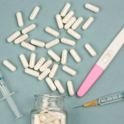 piller och sprutor och ett graviditetstest