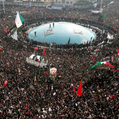 Ett folkhav är samlat i Teheran. I mitten en glaskupol.