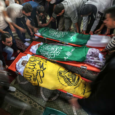 En sjuårig pojke, hans 20-årige storebror och hans far begravdes i Gaza City på onsdagen. 