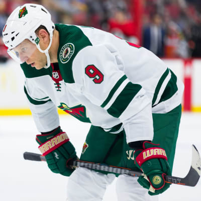 Mikko Koivu på isen iklädd hockeymundering. Han håller i klubban och tittar ner mot isen. 