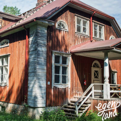Varjakansaaren vanhan sahakylän asuinrakennus, punavalkoinen kaksikerroksinen puutalo, maali kulunut, autiotalo.