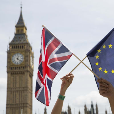 Storbritanniens och EU:s flagga framför Big Ben.