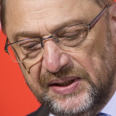 Martin Schulz tittar neråt. 