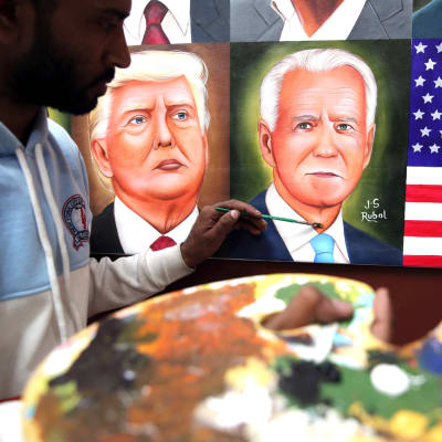 Den indiske gatukonstnären Jagjot Singh Rubal i Mumbai färdigställde på söndagen sin målning som föreställer de 46 presidenterna i USA, inklusive Joe Biden. 