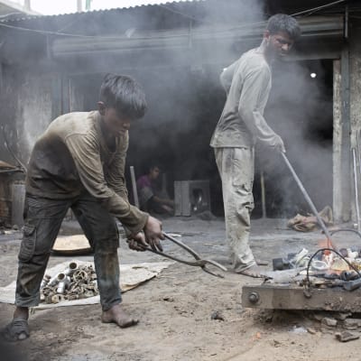 Tioåriga Sayed arbetar utan skyddsutrustning med tång i en verkstad i Dhaka, Bangladesh.