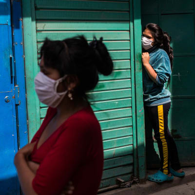 Kvinnor i den fattiga stadsdelen Cantagallo, i huvudstaden Lima, fotograferade i mitten av maj. Cantagallo drabbades svårt av coronaviruset och isolerades helt från den övriga staden. 