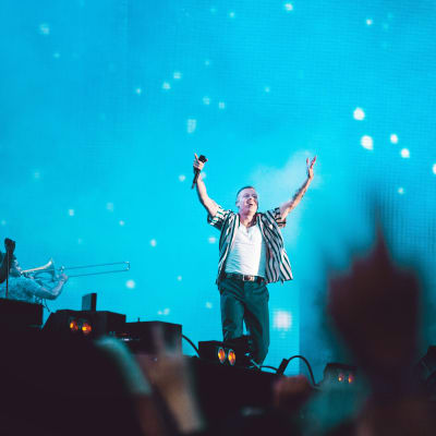 Macklemore Weekend Festivalin lavalla kädet pystyssä.